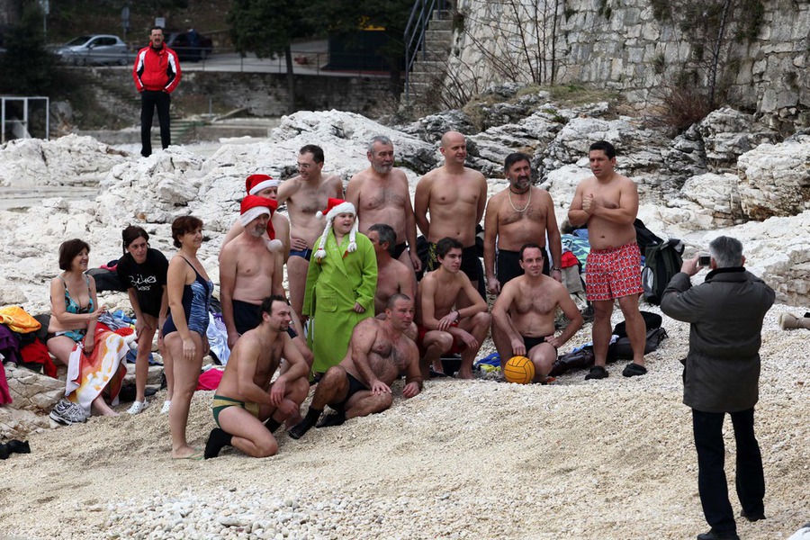 rabac-novogodisnji-kupaci-zagrijavali-su-se-sampanjcem-900x600-368845